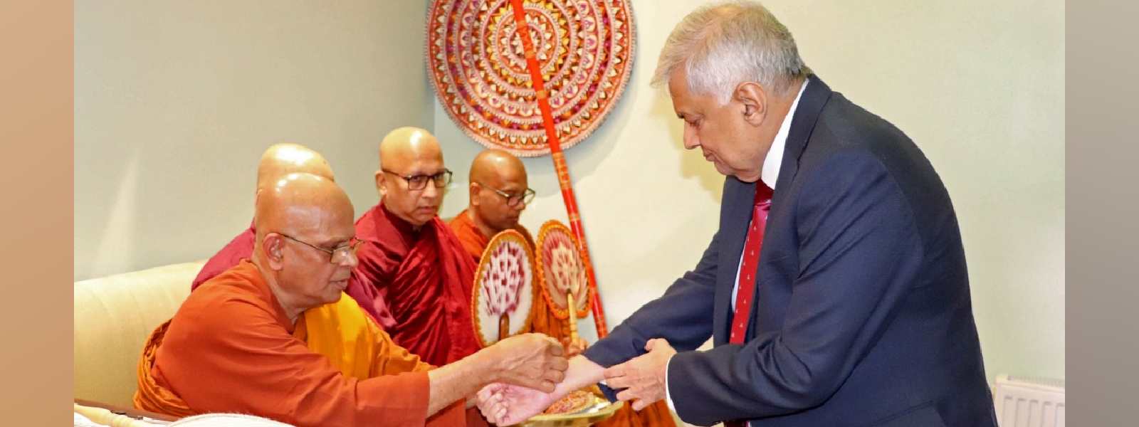 ජනපති රනිල් ලන්ඩන් බෞද්ධ විහාරය වැඳ පුදාගනී